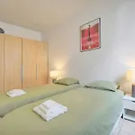 Frgk Stylish 1br Clemenceau Steps From Ac Ultrafast Wifi