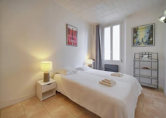 Frgk Stylish 1br Clemenceau Steps From Ac Ultrafast Wifi