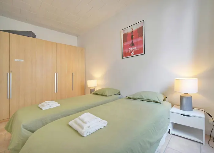 Frgk Stylish 1br Clemenceau Steps From Ac Ultrafast Wifi