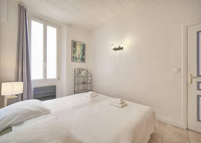 Frgk Stylish 1br Clemenceau Steps From Ac Ultrafast Wifi Cannes