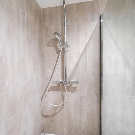 Daire Frgk Stylish 1br Clemenceau Steps From Ac Ultrafast Wifi
